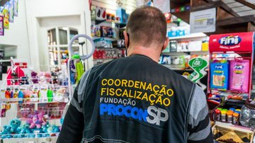 Comércios de Bertioga são autuados pelo Procon-SP  Fiscal em um dos comércios fiscalizados em Bertioga - Divulgação/Prefeitura de Bertioga