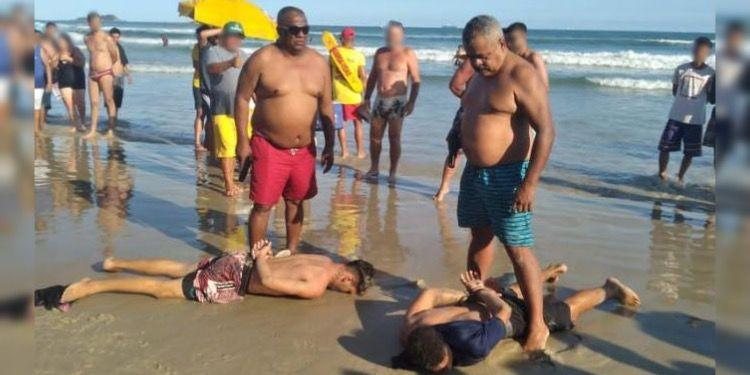 Dupla é presa por policiais à paisana durante roubo a turistas em praia de Guarujá - Foto: Diogo Passos - cabo PMESP