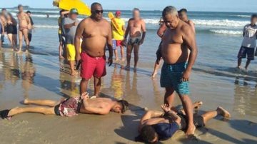 Dupla é presa por policiais à paisana durante roubo a turistas em praia de Guarujá - Foto: Diogo Passos - cabo PMESP