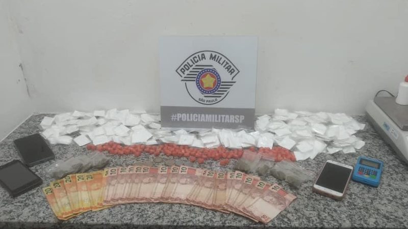 Drogas apreendidas pelos policiais Homem é preso por tráfico de drogas em Caraguatatuba (SP) drogas, dinheiro e celulares sob a mesa da delegacia - Foto: Vigésimo BPMI