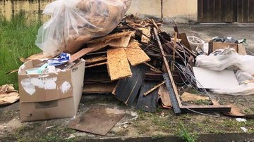 Restos de madeiras e papelão, descartados em via pública, próximo de residências Descarte de lixo irregular é flagrado em ruas de Caraguatatuba (SP) - Divulgação PMC