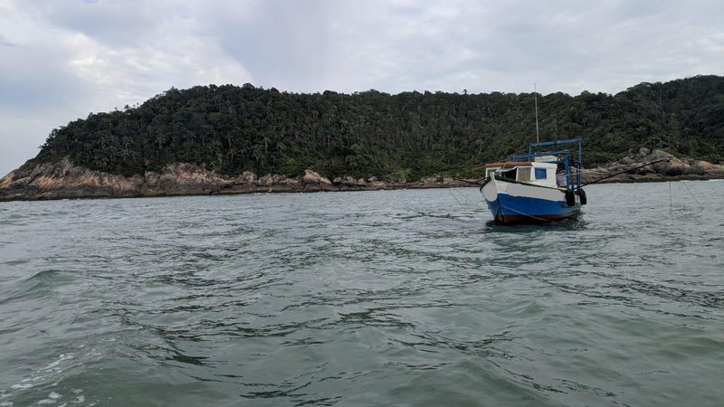 Embarcação flagrada e apreendida em área indígena protegida de São Vicente São Vicente - Barcos são flagrados em plena pesca proibida no litoral de SP - Imagem: Divulgação / Polícia Militar Ambiental