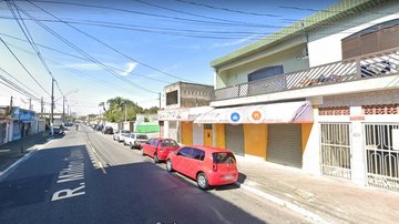 Rua Milton Daniels, onde primeira unidade da drogaria foi roubada Capa - Dupla rouba drogaria de manhã e volta para roubar de novo à tarde, em Praia Grande - Imagem: reprodução / Google Street View