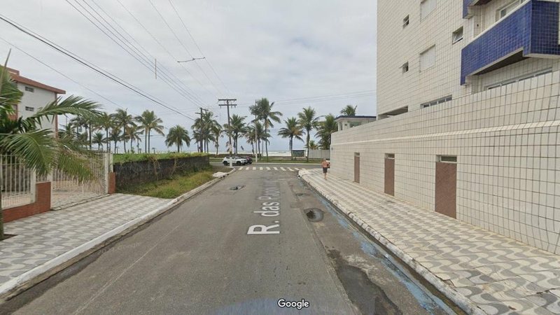 Rua das Papoulas, onde idosa afirma que tem sido aterrorizada por vizinhos recém-chegados Capa - Idosa é chamada de “velha louca” e assediada por novos vizinhos por proteger gatos de rua em Praia Grande - Imagem: Reprodução / Google Street View