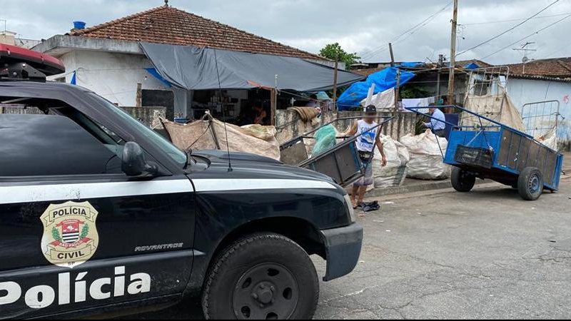 Proprietário de ferro-velho é preso por furto de energia Proprietário de ferro-velho é preso por furto de energia em São Vicente - Foto: Polícia Civil