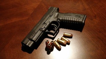 Polícia Civil faz buscas para encontrar atirador  Foto de arma em um chão de madeir - Imagem Ilustrativa/ de Brett Hondow por Pixabay