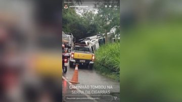Acidente ocorreu por volta da 1h40 da manhã Caminhão tomba em trecho de serra na Rio-Santos Carro do DER parado a frente do caminhão tombado na vegetação que fica ao lado da pista - Reprodução