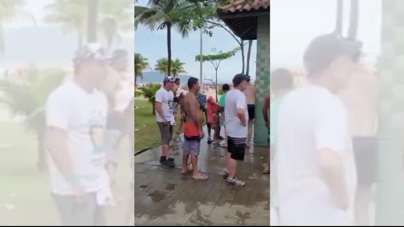 População afirma que filas de espera são enormes e a quantidade de sanitários é pequena Banheiros públicos lotados revoltam banhistas na orla de São Vicente Vários homens em fila aguardando em frente ao banheiro público na orla da praia de São Vicente - Reprodução