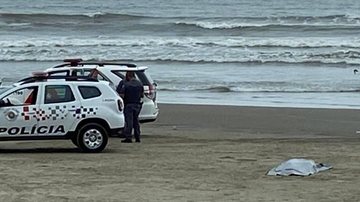 O corpo foi encontrado na manhã desta segunda-feira Jovem de 21 anos da a vida para salvar a vida do sobrinho, em Praia Grande Corpo coberto por uma manta térmica na areia da praia - Reprodução