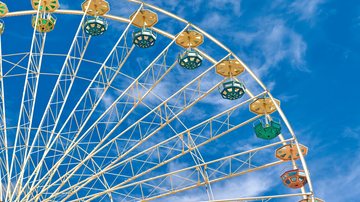 Projeto inclui lounge, restaurante, parede de escalada, pista para salto de asa delta, além da própria roda gigante Orla de São Vicente deve ganhar roda gigante Roda gigante e céu azul ao fundo - Pixabay