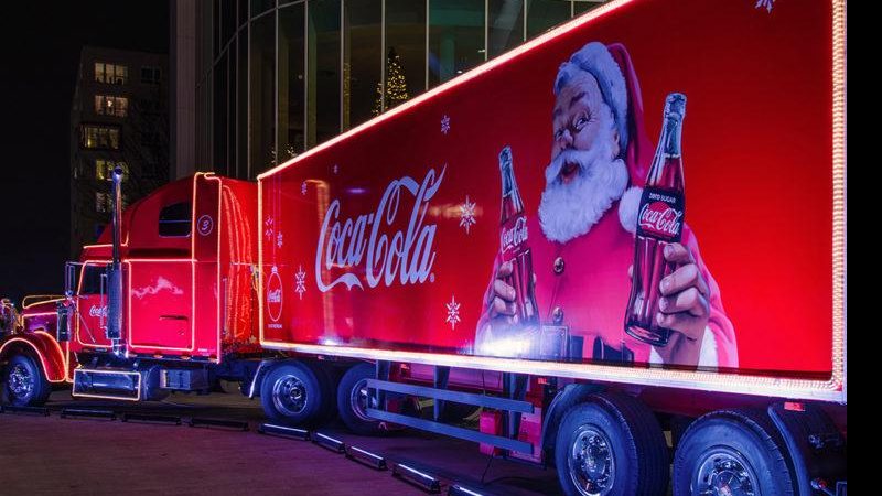 Tradicional evento natalino teria passado muito rápido pela cidade e ainda com a luz do sol Caravana de Natal da Coca-Cola pisa na bola com cubatenses Carreta da Coca-Cola com decoração de Natal - Divulgação/Coca-Cola