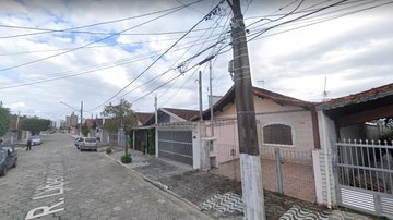 Poste na rua Líbero Badaró, de onde eletricista não despencou por pouco Capa - Cliente não aceita corte de luz e tenta derrubar eletricista de poste em Praia Grande - Imagem: reprodução / Google Street View