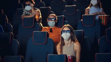 De acordo com o texto aprovado, a meia-entrada em eventos artísticos, cinema Aprovado projeto que acaba com meia-entrada no estado de SP Pessoas, com máscaras e óculos 3D, assistem a filme dentro de uma sala de cinema - Freepik