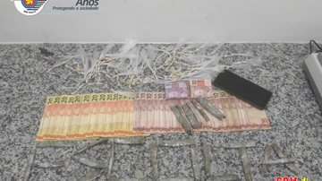 Drogas apreendidas pelos policiais Traficante procurado pelo crime de furto é preso em Caraguatatuba (SP) dinheiro, drogas e celular sobre a mesa - Foto: Vigésimo BPMI