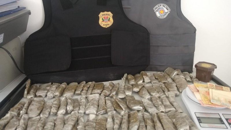 Jovem é preso por tráfico de droga após policiais encontrarem maconha no carro dele em Ilhabela  drogas sobre a mesa - Foto: Divulgação / Polícia Civil