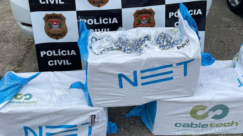 Homem, de 26 anos, foi preso em flagrante após 'encontro marcado' com policiais que investigavam o caso Estoquista da Net-Claro é preso por desviar cabos e conectores para venda em Praia Grande Material de TV a cabo e internet apreendido durante operação e - Divulgação/Polícia Civil