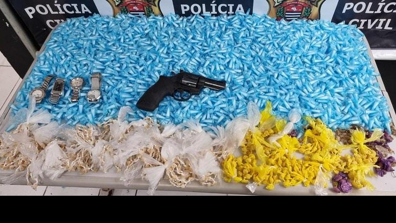 Foram apreendidos um revólver, 2.600 cápsulas de cocaína e 1.400 pedras de crack Desmanche de motos roubadas é localizada no Litoral de SP - Foto: Divulgação Polícia Civil