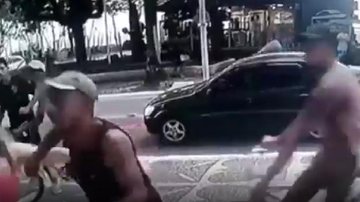 Uma das vítimas chegou a ser agredida pelo grupo Arrastão em Guarujá: turistas são assaltados por homens de bicicleta Arrastão em praia de Guarujá (SP) - Reprodução/Redes Sociais
