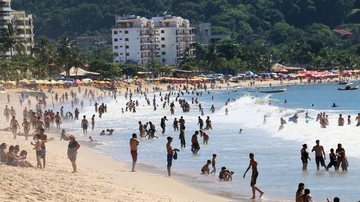 Tempo deve melhorar a partir de domingo (31) no Litoral Norte Dia de Finados: Caraguatatuba (SP) deve receber cerca de 150 mil turistas no feriado pessoas na praia em caraguá - Foto: PMC