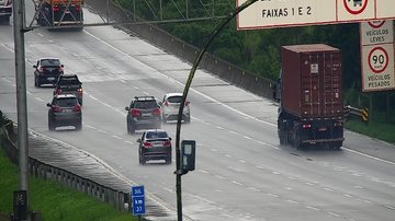 Três faixas permanecem bloqueadas no local do acidente Imigrante segue com tráfego lento no Planalto Sistema Anchieta-Imigrantes - Reprodução/Ecovias