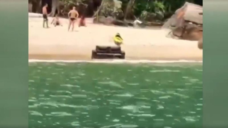 Sofá misterioso brotou na Praia do Sangava, em Guarujá Sofá misterioso surge em plena praia em Guarujá (SP) - Imagem: reprodução / Facebook @Guarujá Mil Grau