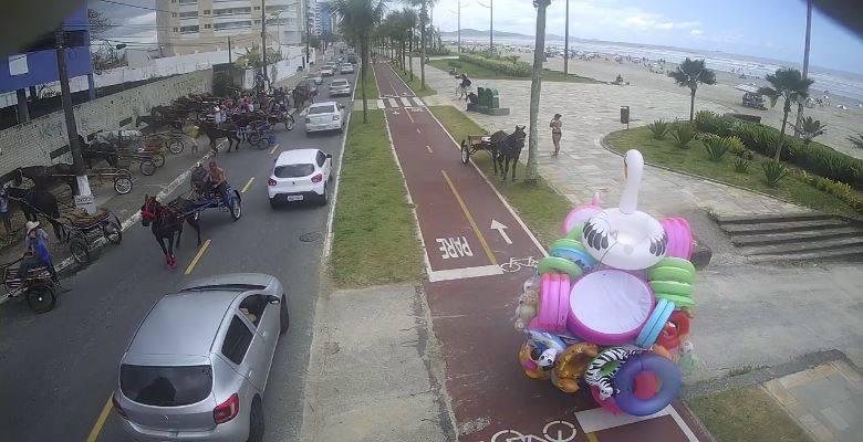 Corrida de cavalos em charretes é interrompida em Praia Grande - Reprodução  Handrea Schatzmann