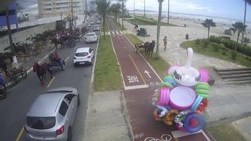Corrida de cavalos em charretes é interrompida em Praia Grande - Reprodução  Handrea Schatzmann