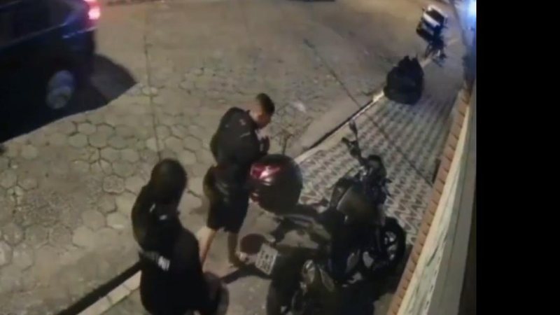Moto segue desaparecida assim como a dupla que furtou; investigação continua Dupla usa chave falsa para furtar moto de luxo em Praia Grande Homens furtando moto de luxo - Reprodução