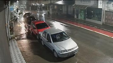 Carro bate em veículo estacionado, causa 'efeito domino' e motorista foge em Ubatuba Carro bate em veículo estacionado, causa 'efeito domino' e motorista foge em Ubatuba; VÍDEO - Imagem: Arquivo pessoal