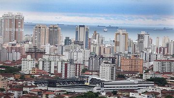 Mercado imobiliário da Baixada Santista deve permanecer aquecido, mesmo com crise econômica do país Momento econômico é favorável para a compra de imóveis, diz especialista Imagem área da cidade de Santos, no litoral paulista - Divulgação/PMS