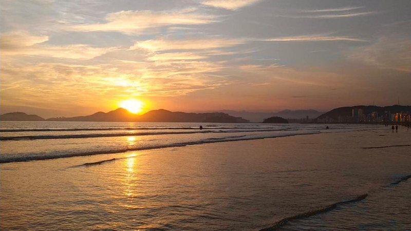 Veja a previsão do tempo para a semana do litoral de SP  Por do sol em santos, no litoral de São Paulo - Foto: Portal Costa Norte