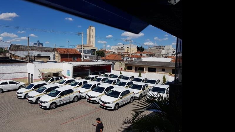 Táxis parados aguardando novos taxistas - Empresa de Táxi Sampa