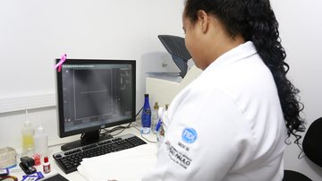 Ação promoverá exames gratuitos de mamografia e preventivo de colo de útero (papanicolau) Guarujá recebe carreta de exames para mulheres Mulher analisa exames no computador - Helder Lima/PMG