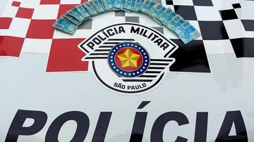 Dinheiro roubado em Natividade da Serra foi apreendido em Caraguatatuba Criminoso envolvido em roubo em Natividade da Serra é preso em Caraguatatuba (SP) com R$ 14,5 mil dinheiro em espécie sobre um capô de viatura policial - Foto: Polícia Militar