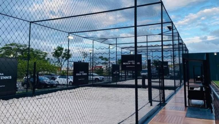 Aulas particulares custam R$ 180,00 por hora; locação da quadra permanece de R$ 100,00 a R$ 120,00 Shopping ganha quadra de beach tennis e custo da locação varia de R$ 100 a R$ 120 por hora Quadra de beach tennis - Divulgação