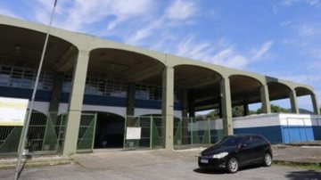 A prefeitura está trabalhando na criação da Fundação Municipal de Desenvolvimento e Ensino Técnico Prefeitura de Guarujá desmente extinção de cursos na Escola Municipal 1° de Maio Fachada da Escola Municipal 1° de Maio - Divulgação/Prefeitura de Guarujá