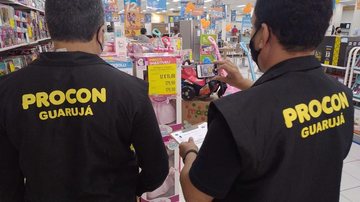 Fiscais do Procon catalogando preços em lojas de Guarujá Capa - Guarujá não terá ‘o dobro pela metade do preço’ na Black Friday, se depender do Procon - Imagem: Divulgação / Prefeitura de Guarujá