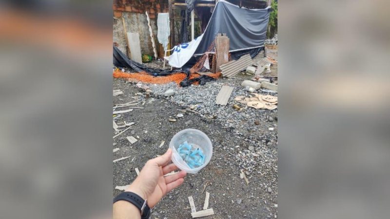 Homem foi preso em flagrante Homem faz cachorro consumir cacaína para ganhar droga de brinde no litoral de SP Pinos de cocaína em um pote de plástico - Divulgação/Polícia Civil