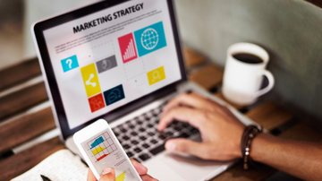 Dizer que as novas tecnologias estão mudando hábitos de consumo Muito além da criatividade, surge o marketing do futuro Pessoa usando a tecnologia para fazer marketing - Reprodução/Toledo