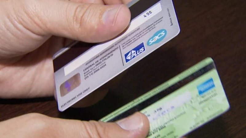 Gasto indevido foi dito em um boletim de ocorrência e as autoridades seguem investigando o caso Mulher descobre gasto de R$ 11.364,99 em seu cartão Dois cartões bancários - Divulgação