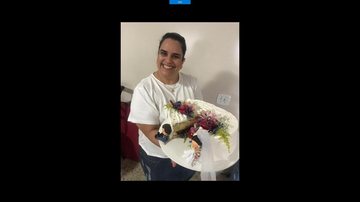 Julia e o bolo de separação Mulher descobre que noivo fugiu e comemora com bolo de separação - Imagem: Reprodução / Acervo Pessoal