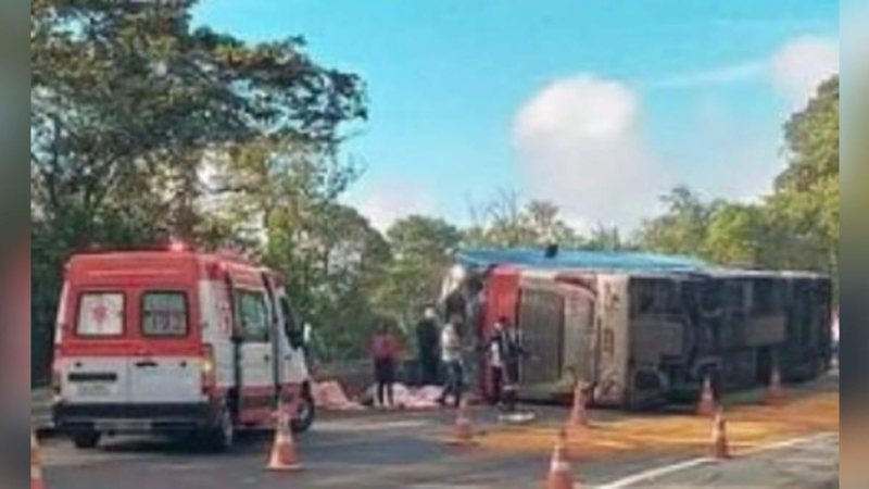 Ônibus tombou no km 76 da rodovia Oswaldo Cruz na manhã deste sábado (13) Ônibus que tombou em Ubatuba fazia retorno após aviso de restrição na serra - Imagem: Reprodução