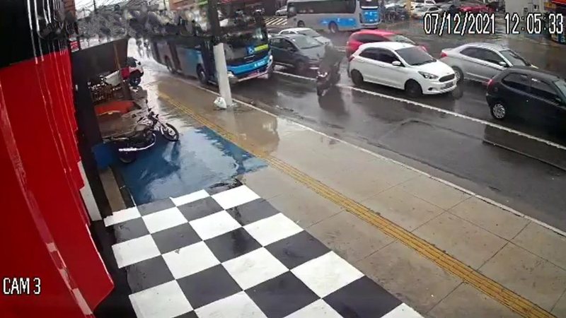 Acidente ocorreu nesta terça (7) na avenida Interlagos, na capital paulista Vídeo mostra acidente impressionante envolvendo moto e ônibus em SP Avenida com trânsito intenso e foco no ônibus e moto envolvidos no acidente - Reprodução / Alvarenga TV
