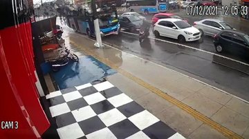 Acidente ocorreu nesta terça (7) na avenida Interlagos, na capital paulista Vídeo mostra acidente impressionante envolvendo moto e ônibus em SP Avenida com trânsito intenso e foco no ônibus e moto envolvidos no acidente - Reprodução / Alvarenga TV