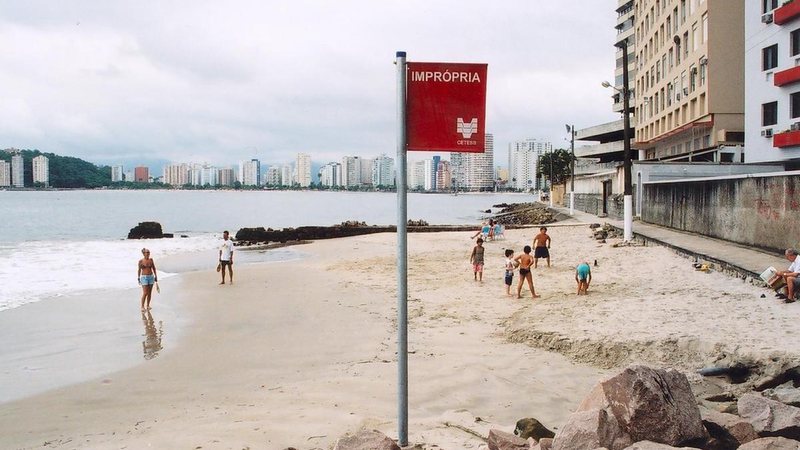 Bandeira vermelha representa praia 'imprópria' para banho Litoral de SP tem 72 praias impróprias para banho; confira lista Bandeira vermelha em praia do Litoral Norte de São Paulo - Foto: Divulgação/ Cetesb