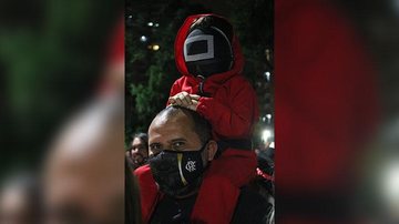 Moradores saíram fantasiados para celebrar o Halloween santista Halloween na Rua Gastronômica de Santos 'aterroriza' moradores Criança nos ombros do pais vestida com fantasia da série Round 6 - R. Bomfim/PMS