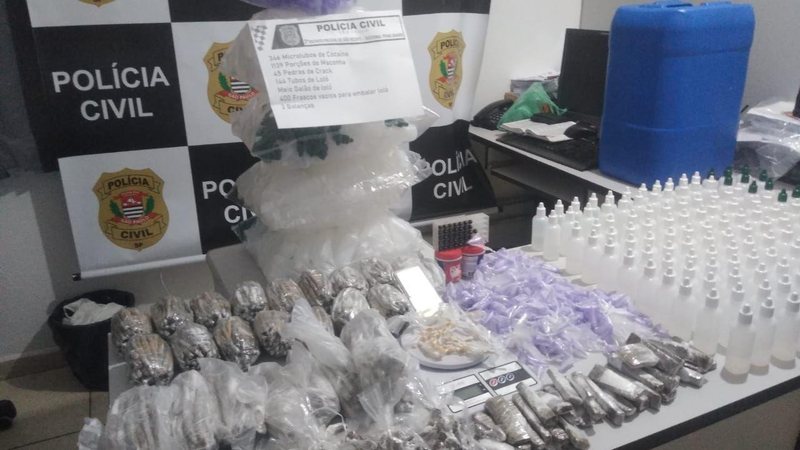 Policiais do 3º Distrito Policial de São Vicente, apreenderam drogas durante diligências no bairro Vila Ponte Nova, em São Vicente.  Drogas apreendidas - Divulgação