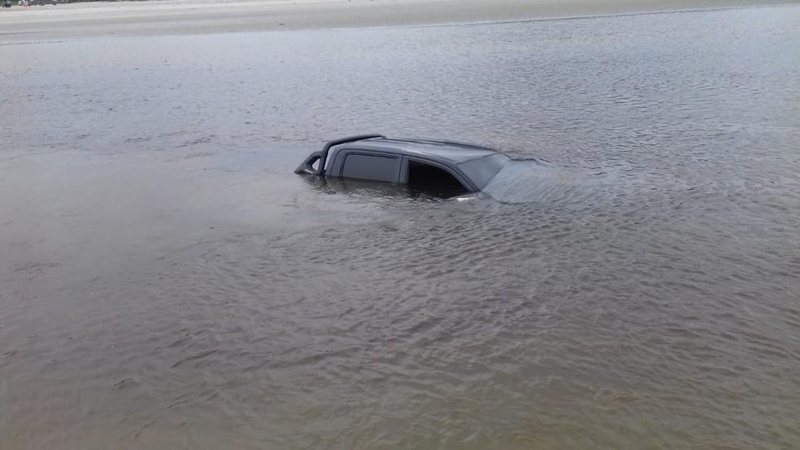 Carro fica submerso no rio que divide as praias do Estaleiro e Ubatumirim em Ubatuba Caminhonete submarino? Veículo fica submerso em rio que divide praias em Ubatuba (SP) carro preso submerso no rio apenas com o teto aparecendo - Foto: Lucimara Nascimento/Arquivo Pessoal