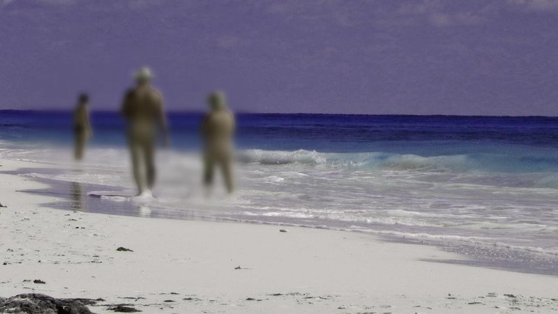 Largados, pelados e quase finados: cinco amigos quase morrem em experiência na praia de nudismo  Praia de nudismo com os corpos nus borrados - Imagem ilustrativa por Pixabay