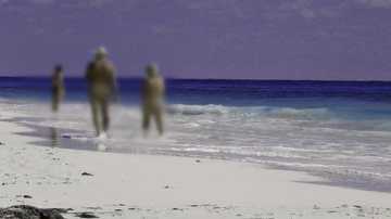 Largados, pelados e quase finados: cinco amigos quase morrem em experiência na praia de nudismo  Praia de nudismo com os corpos nus borrados - Imagem ilustrativa por Pixabay